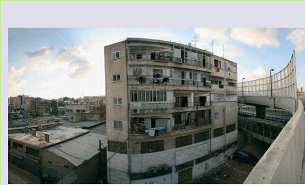 הכביש הנכנס לתחנה המרכזית החדשה בתל אביב עובר סמוך לבתי מגורים רבים. מאות האוטובוסים החולפים בכביש זה מדי יום מייצרים מפגעי רעש וזיהום חמורים, הפוגעים באיכות החיים של תושבי המקום. נשאלת השאלה – האם מפגע שכזה היה מוקם באזורים אמידים יותר של העיר?